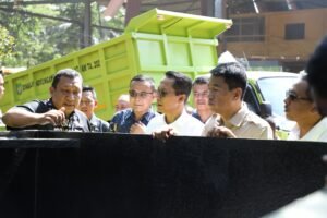 Wako Batam Serahkan Bin Container, Tegaskan Komitmen Tangani Sampah di Batam