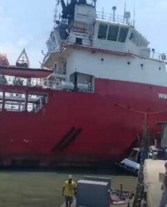 Kapal Tanker WM Natuna Menabrak Pemukiman di Batam, Kerugian Ratusan Juta Rupiah