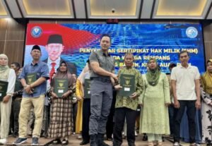 Menteri AHY Serahkan Sertifikat Hak Milik untuk 68 KK Warga Rempang