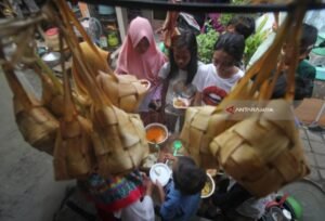 Makan Lontong Bungkus Plastik Sebabkan Gangguan Kesehatan Serius Menurut Ahli Gizi