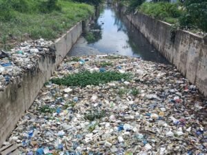 Drainase di Depan Taman Makam Pahlawan Batuaji sudah Besar, Isinya Tumpukan Sampah Plastik