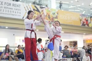 Rasendria Lulus Terbaik Ujian Sabuk Hitam Taekwondo di Usia Dini