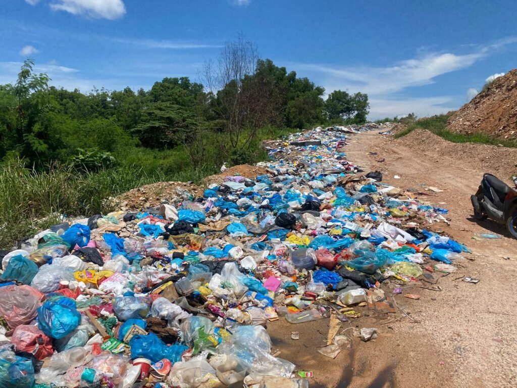 Tumpukan Sampah Kembali Hiasi Pinggir Jalan Trans Barelang, Pemko Batam Diminta Cepat Cari Solusi