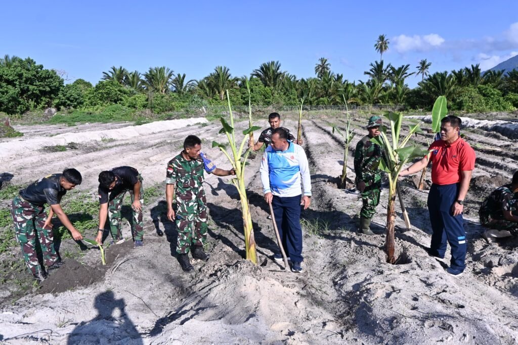 Dukung Ketahanan Pangan Nasional, Lanud RSA Natuna Tanam 200 Bibit Pisang