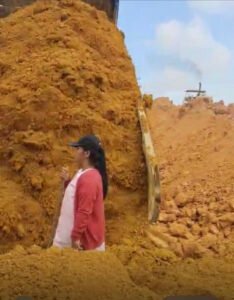 Warga Batam Tolak Penimbunan Lahan, Perempuan Nekat Berdiri di Belakang Truk untuk Lindungi Sumur