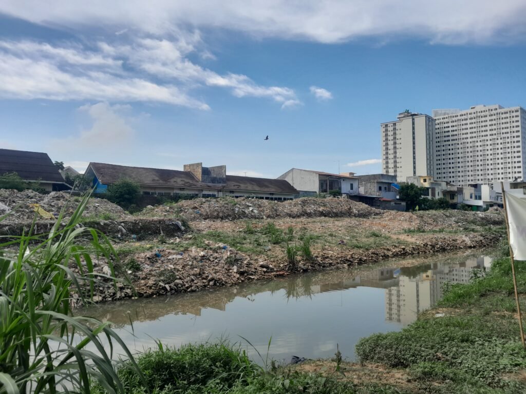 Sungai Baloi Ditimbun Puing Bangunan, Permintaan Normalisasi Li Claudia tak Digubris