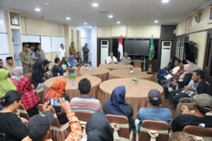 Amsakar-Li Claudia Terima Aspirasi Warga Rempang di Kantor Wako Batam