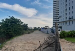 Penyempitan Sungai Baloi Akibat Puing Bangunan, Penimbunan Melebar di Samping Baloi Apartement