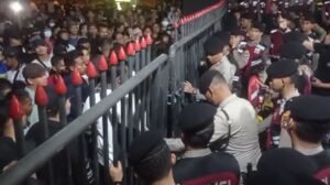 Malam-malam Ratusan Warga Baloi Kolam Geruduk Polresta Barelang