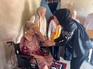 Roadshow Sambut Hari Lansia, Ketua LKKS Bintan Serahkan 3 Unit Kursi Roda di Bintan Timur