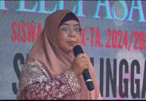 Suasana Haru saat Kepala SMPN I Lingga Melepas 104 Murid Kelas IX