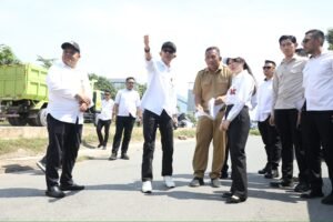 Amsakar -Li Claudia Tinjau Dua Titik Jalan yang Akan Ditingkatkan Tahun Ini