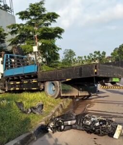 Lori Crane Hantam Pemotor di Traffic Light Simpang Top 100 Tiban, Berhenti setelah Seruduk Median Jalan