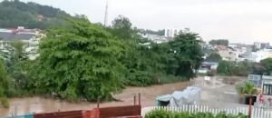 Hujan Datang, Bak Lautan di Dekat Baloi Apartement di Batam Akibat Penimbunan Puing Bangunan