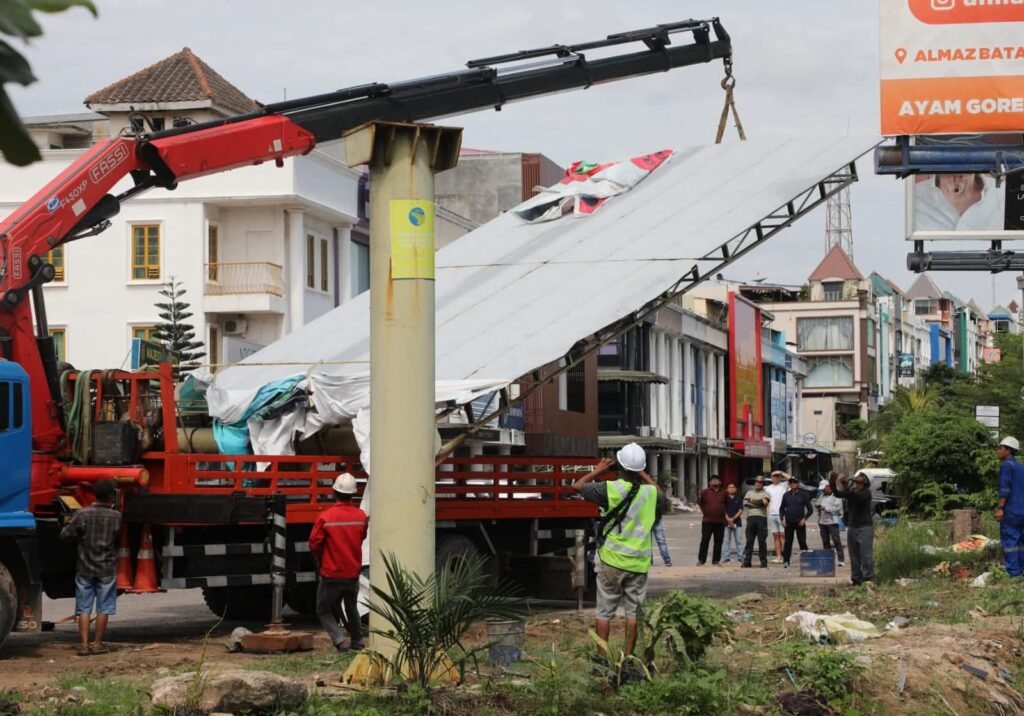 68 Reklame Tidak Berizin Dibongkar Mandiri