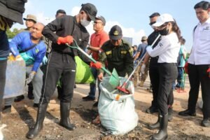 Peringatan Hari Lingkungan Hidup, Amsakar dan Li Claudia Bersihkan Kota Bersama Warga