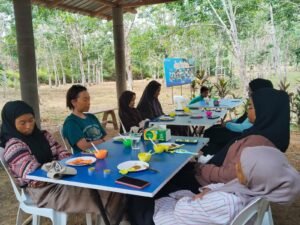 Mahasiswa Politeknik Promosikan Gudem Bee, Barsama Pakai Masker Wajah