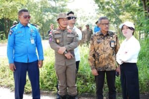 Wawako Li Claudia Pantau Langsung Pembongkaran Reklame di Kawasan Tunas Industri dan KBC