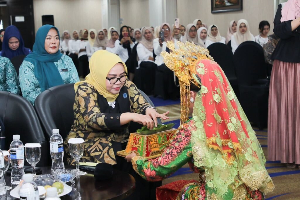 Pelatihan dan Sertifikasi Tata Rias Pengantin, Erlita Amsakar Beri Motivasi Peserta