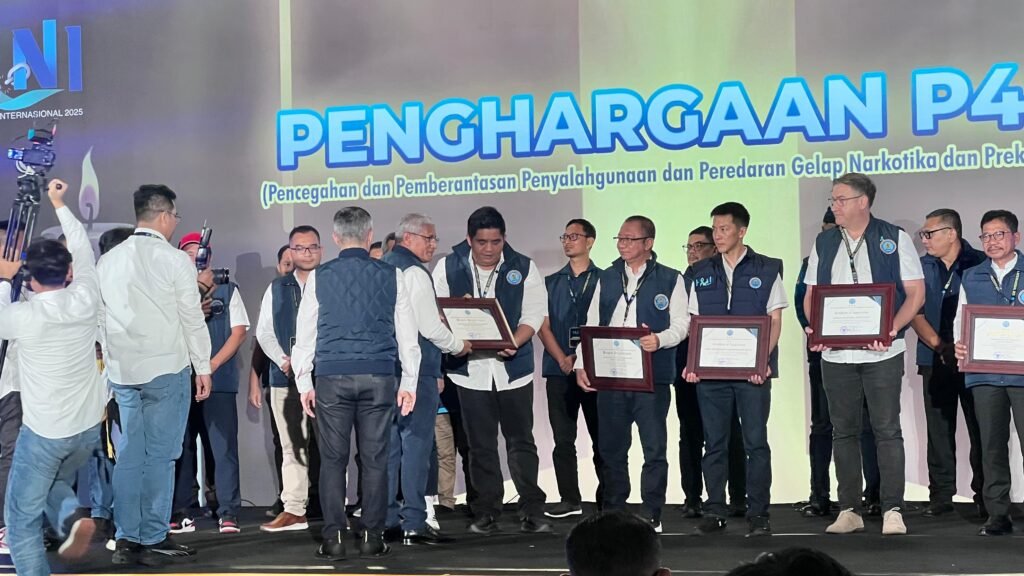 Dinilai Berhasil Terapkan P4GN, Bupati Roby Terima Penghargaan BNN RI