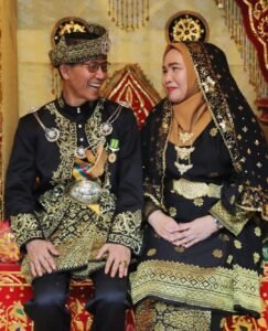Amsakar Bergelar Dato’ Setia Amanah dan Li Claudia Bergelar Dato’ Setia Bijaksana
