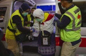 Kloter 3 Batam Mendarat di Hangnadim, Jamaah Haji Kelelahan Pakai Kursi Roda