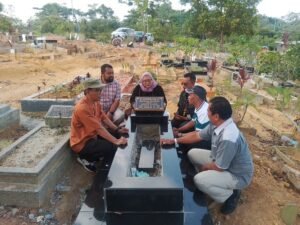 PWI Kepri dan PWI Batam Ziarahi Makam Sahabat Sejawat Penuh Haru