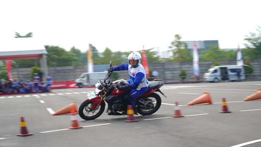 Ini Cara Menikung yang Tepat saat Bermotor di Jalan
