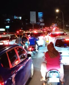 Disinyalir Kelebihan Muatan, Truk Kontainer Mogok Biang Macet di Tiban