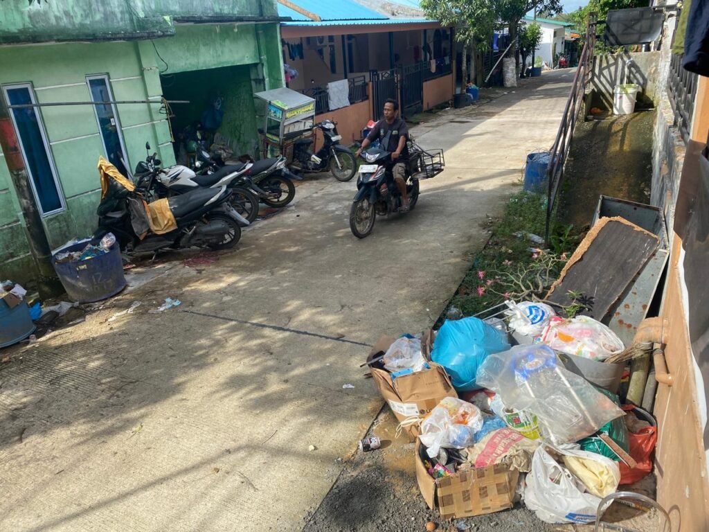 Sampah Telat Diangkut Petugas DLH Batam, Warga Sagulung Pilih Menunggak Retribusi