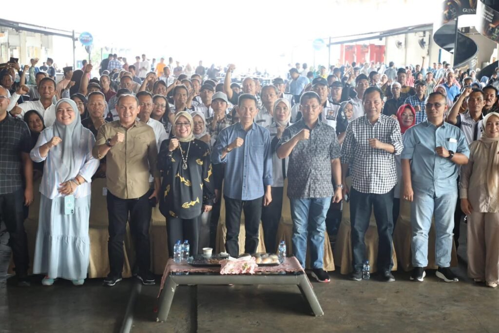 Amsakar Serahkan Insentif RT/RW di Sembilan Kecamatan