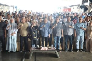 Amsakar Serahkan Insentif RT/RW di Sembilan Kecamatan