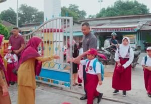 Gerakan Ayah Antar Anak ke Sekolah, SD Negeri 001 Ranai Perkenalkan Lingkungan Sekolah