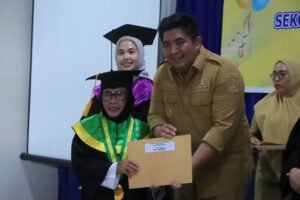 50 Atok dan Nenek di Bintan Lulus Sekolah Diwisuda Bupati Roby