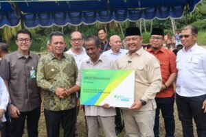 Gubernur Ansar dan Ketua DPRD Kepri Serahkan Bantuan untuk Nelayan di Pulau Kasu
