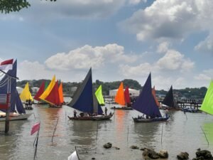 Ribuan Warga Nonton Lomba Pacu Boat dan Sampan Layar di Belakangpadang, Ada Tikungan Hantu