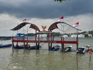 Lomba Pacu Boat yang Mendebarkan di Belakangpadang, Jatuh ke Laut, Tekong Geber Boat Lagi