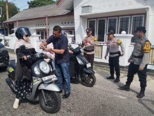 Polsek Bunguran Timur Bagi-bagi Bendera ke Pengendara