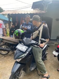 Lihat Motor Pengojek di Tiban Mogok, Influencer Singapura Langsung Belikan Motor Honda Beat Baru