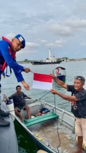 Sambut HUT Kemerdekaan RI ke-80, Polres Bintan Bagikan Bendera Merah Putih kepada Pemotor dan Nelayan