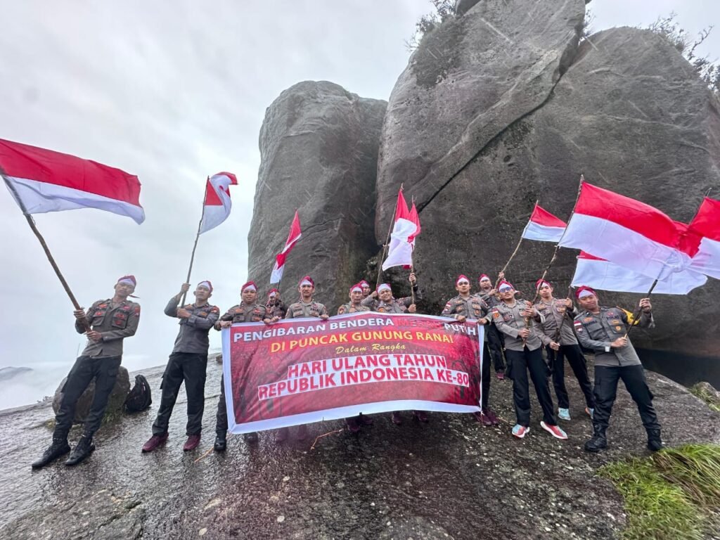 Bendera Merah Putih Berkibar di Puncak Gunung Ranai‎‎