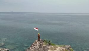 Bendera Merah Putih Raksasa Berkibar di Tebing Tanjung Datuk Natuna