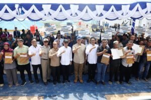 Wako Batam Dampingi Menteri Transmigrasi Serahkan Sertifikat Hak Milik bagi Warga Tanjung Banun