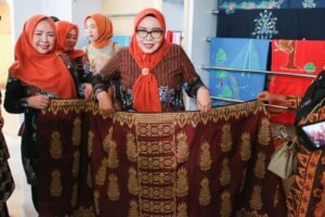 Siap Promosi, Erlita Beri Semangat Penenun Pulau Ngenang untuk Terus Berkembang