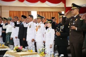 Khidmat, Amsakar-Li Claudia Ikuti Siaran Langsung Upacara Detik-Detik Proklamasi dari Istana Negara