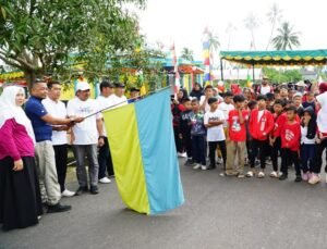 Warga Antusias Ikut Jalan Sehat Kelurahan Daik Sepincan, Sediakan 300 Hadiah