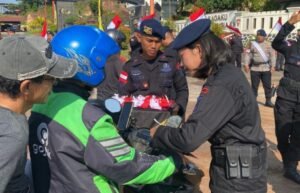 Polisi di Kepri Bagi-bagi Bendera Merah Putih, Tanamkan Semangat Cinta Tanah Air dan Nasionalisme