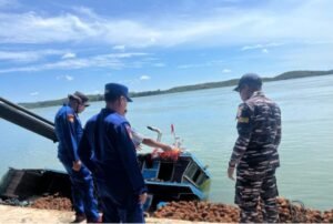 Kapal Bawa 60 Ton Kelapa Karam di Pelabuhan Golden Fish Batam, Kelapa Berserakan di Laut