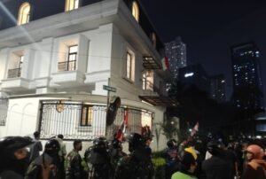 Rumah Ahmad Sahroni, Uya Kuya dan Eko Patrio Dirusak Massa Jarah Barang hingga Kucing