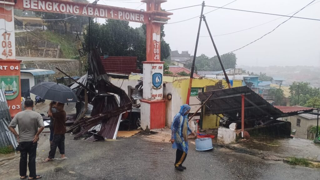 Angin Puting Beliung Hantam Rumah Warga di Bengkong, Banjir Merata